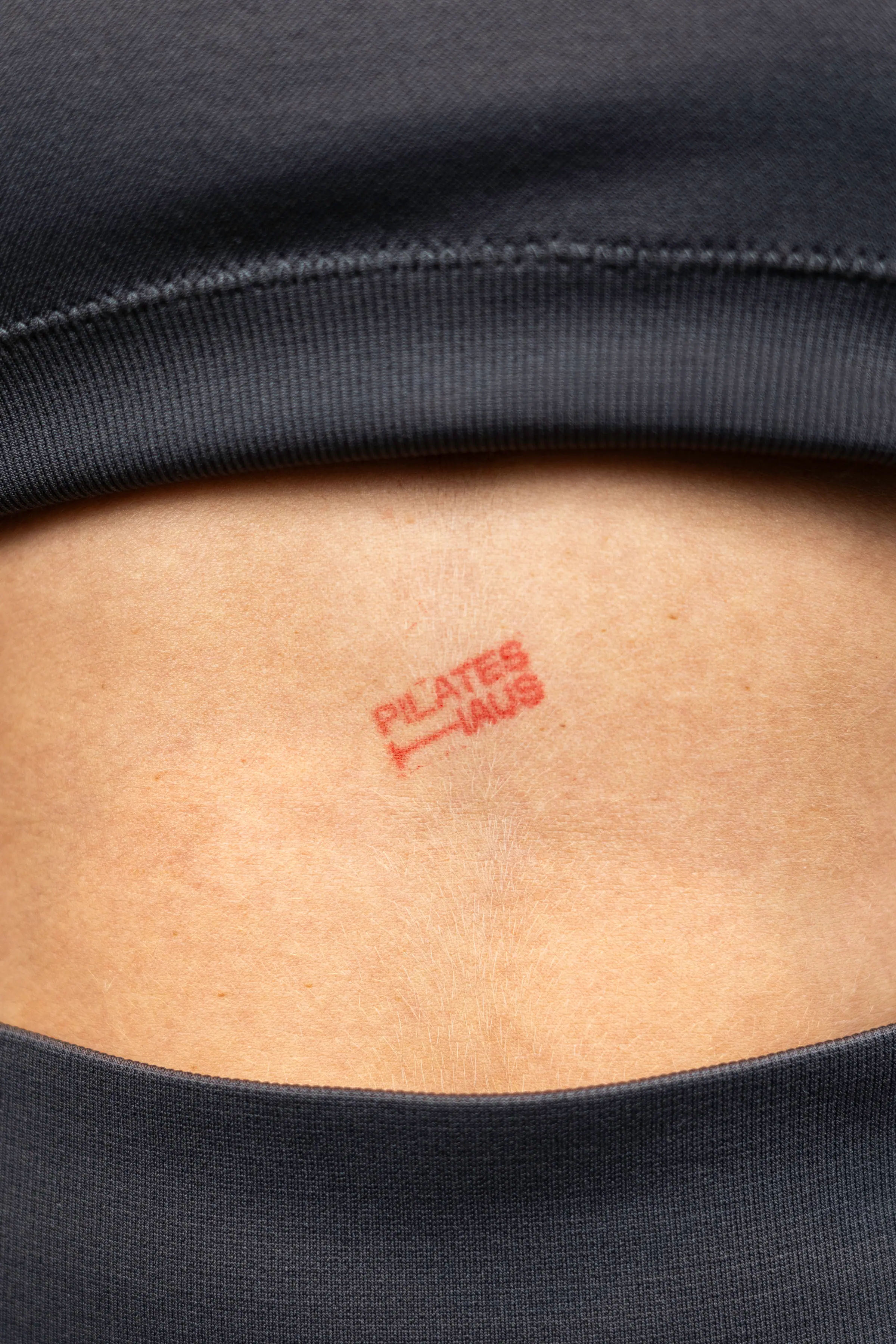 foto su kūnu ir logo ant jo